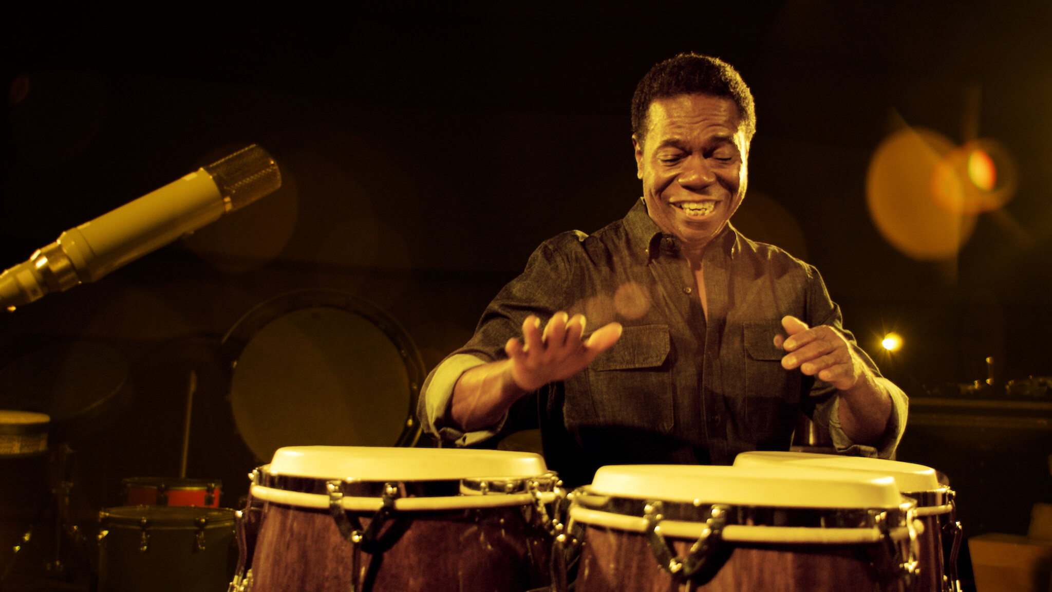 Paulinho da Costa durante cena em documentário - Foto: Divulgação