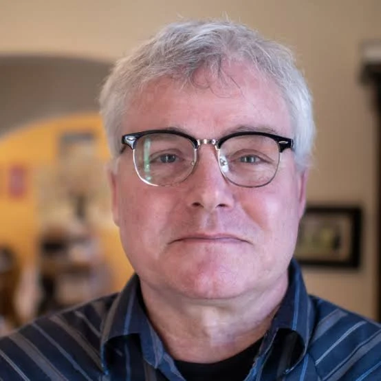 Brendan Canty, hoje com 60 anos, dedica-se às trilhas sonoras, mas ainda enxerga uma porta aberta para o retorno do Fugazi (Foto: Divulgação)